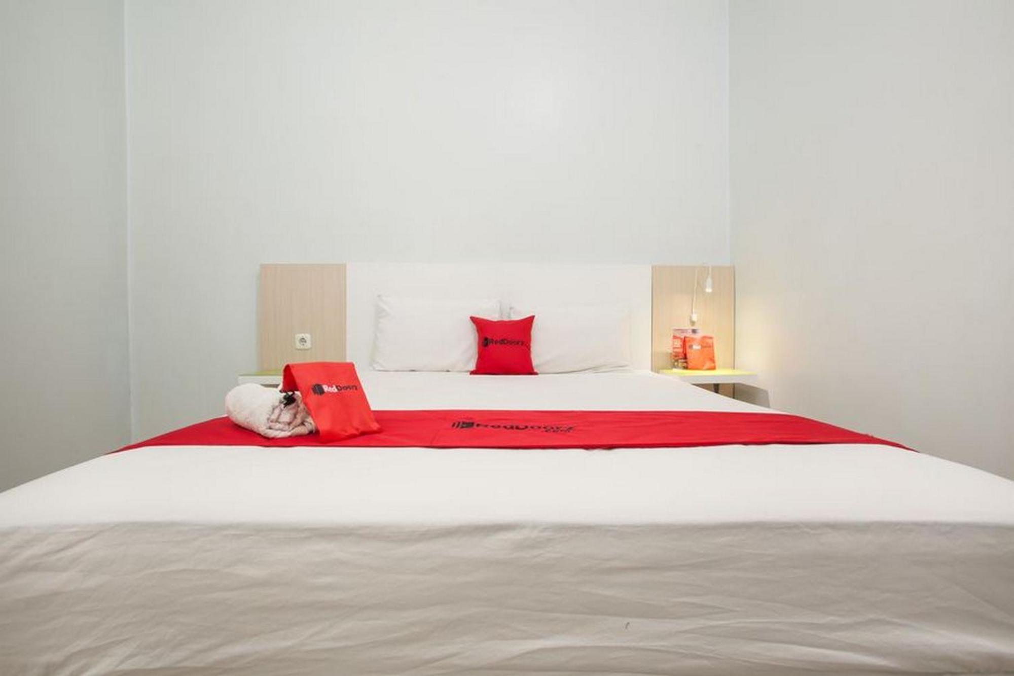 RedDoorz @ Kartohardjo Madiun Hotel Bagian luar foto