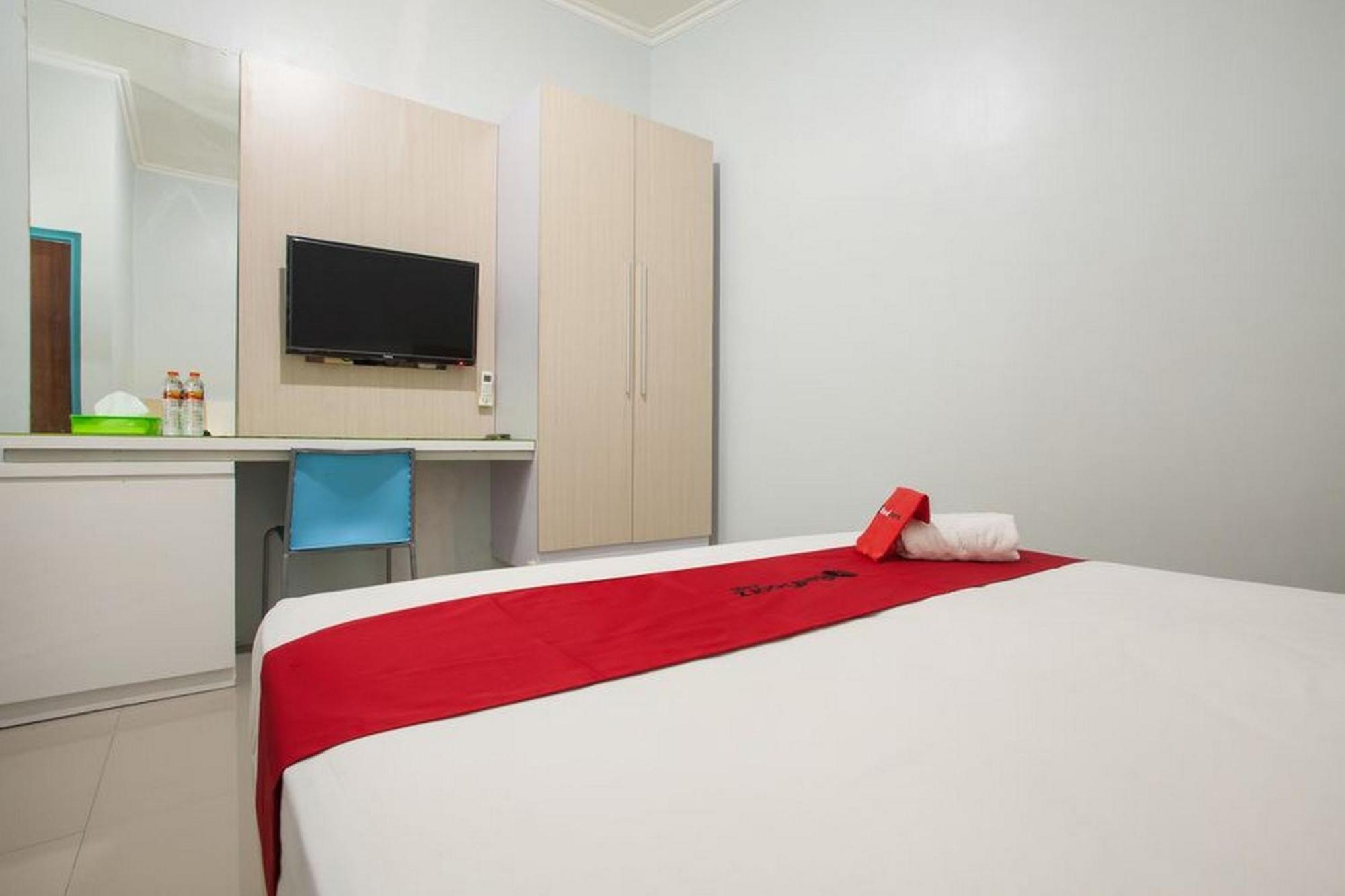 RedDoorz @ Kartohardjo Madiun Hotel Bagian luar foto
