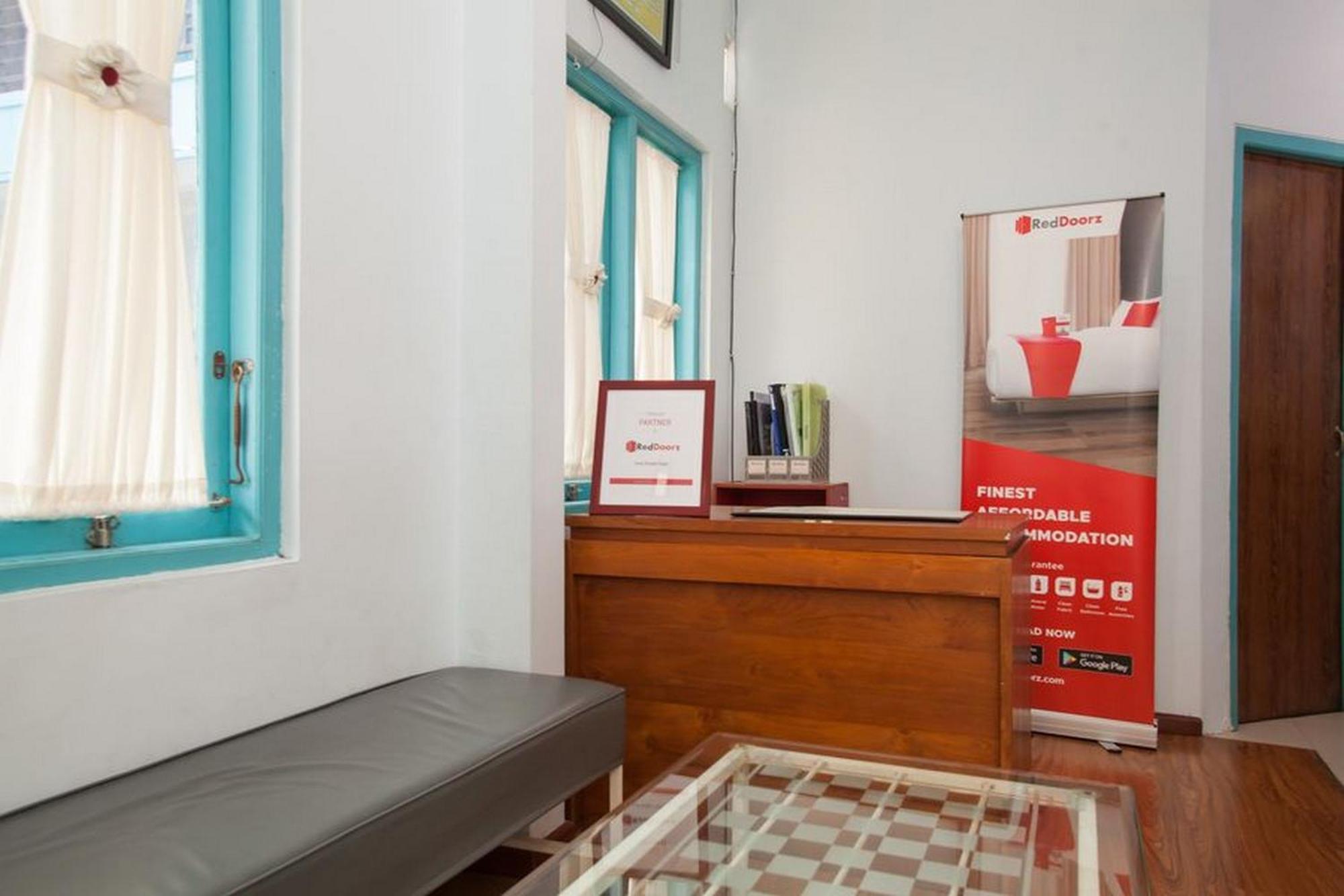 RedDoorz @ Kartohardjo Madiun Hotel Bagian luar foto