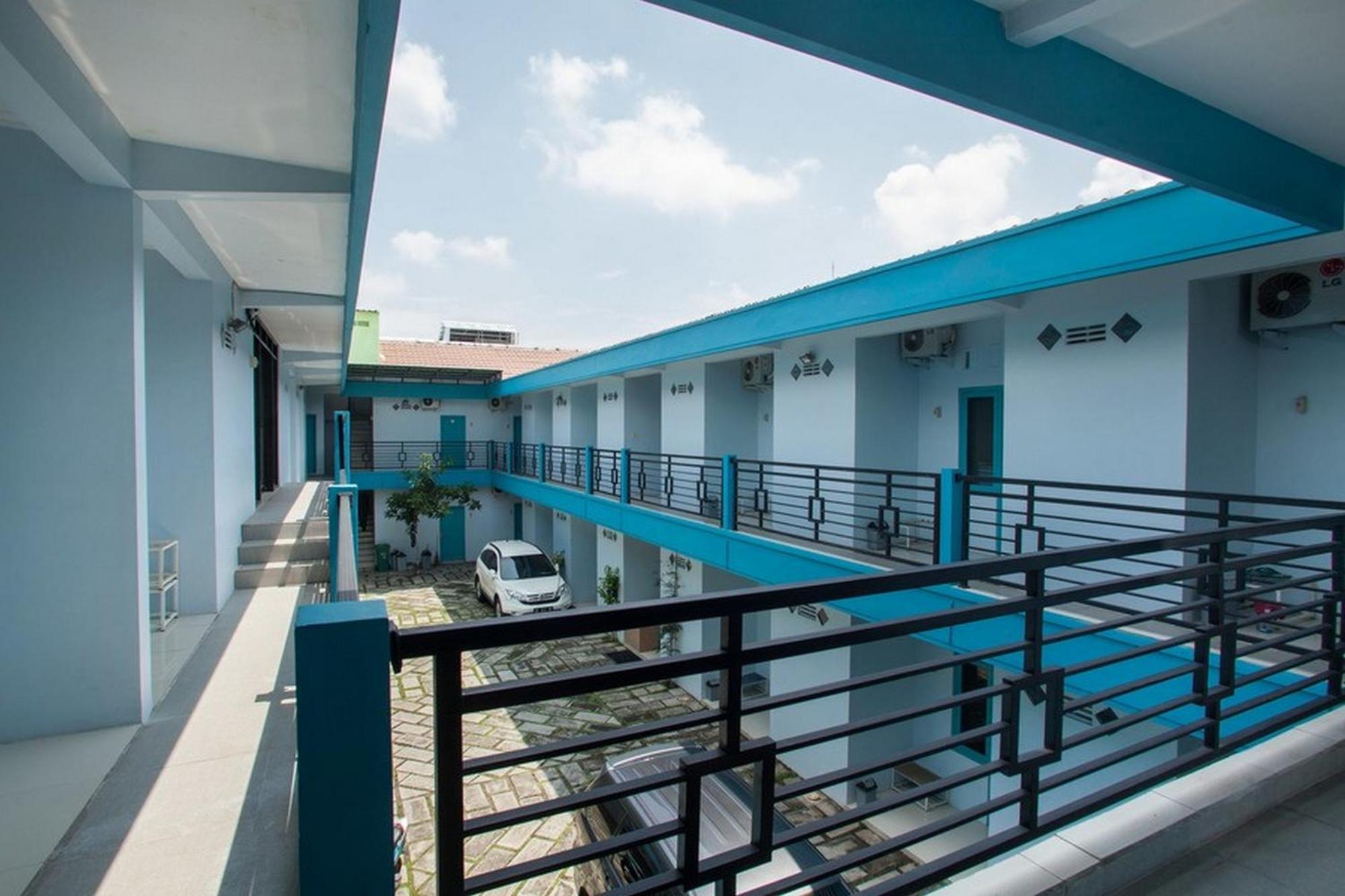 RedDoorz @ Kartohardjo Madiun Hotel Bagian luar foto